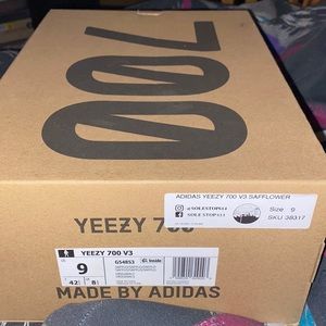 hey there i’m selling my yeezys 700 v3